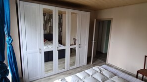 2 slaapkamers, een strijkplank/strijkijzer, gratis wifi, beddengoed