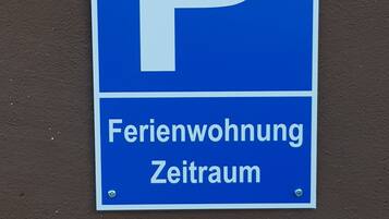Ein blaues Parkschild mit dem Buchstaben 'P' und dem Hinweis 'Feriendorf' sowie einem Zeitraum.