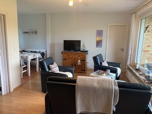 Smart-TV, DVD-Player, Bücher, Stereoanlage