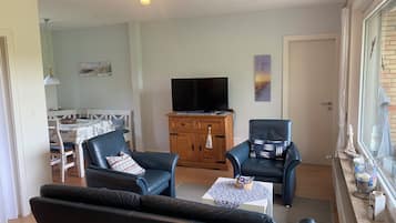 Smart-TV, DVD-Player, Bücher, Stereoanlage