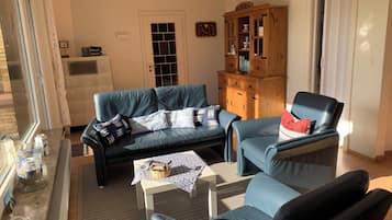 Smart TV, DVD player, books, stereo