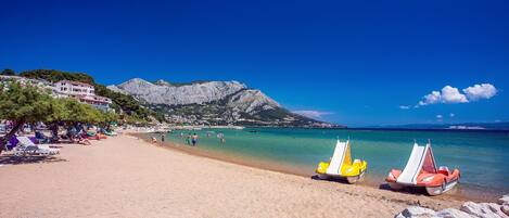 Plage, chaises longues