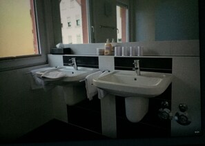 A bathroom with two sinks, a mirror, and a window. - HAARDTER WINZER (Whg. 8) renovated and lovingly decorated "Pfalzcard-Partner" (Neustadt an der Weinstraße)
