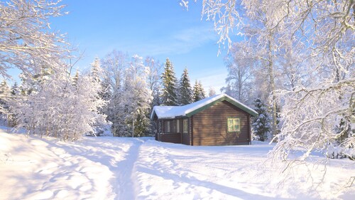 ALLEINSTEHENDES GEMÜTLICHES FERIENHAUS , INKL.KANU UND MOTORBOOT