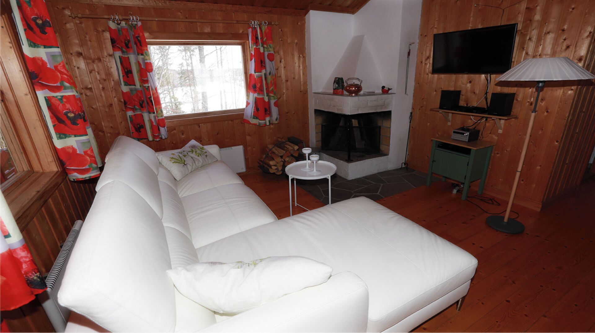 Smart-tv, pejs, dvd-afspiller, stereoanlæg