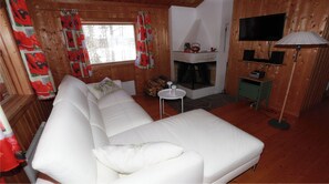 Smart TV, fireplace, DVD player, stereo