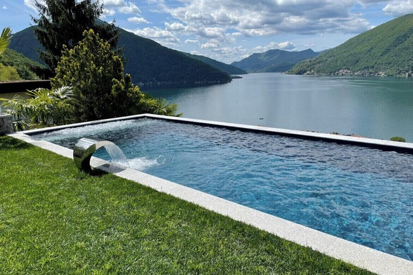 Panoramapool mit Schwalldusche und Sitzbank mit Whirlfunktion