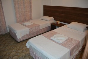 Habitación estándar con 2 camas individuales | Caja de seguridad en la habitación y escritorio 