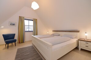 2 bedrooms, iron/ironing board, travel cot, free WiFi - Huus Poeler Wiek: Beautiful thatched cottage near the beach and world cultural city Wismar (Zierow)