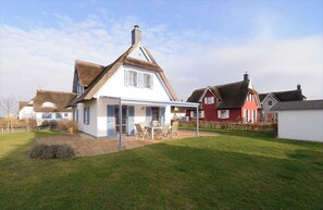 Exterior - Huus Poeler Wiek: Beautiful thatched cottage near the beach and world cultural city Wismar (Zierow)