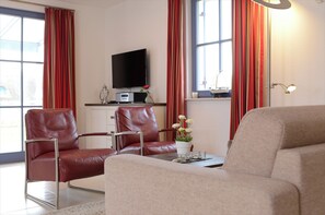 Smart TV, fireplace, DVD player, books - Huus Poeler Wiek: Beautiful thatched cottage near the beach and world cultural city Wismar (Zierow)