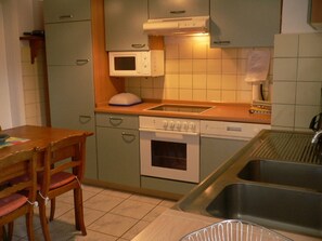 ثلاجة، ميكروويف، فرن، موقد طهي مسطح