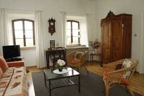 Fernseher, DVD-Player, Bücher