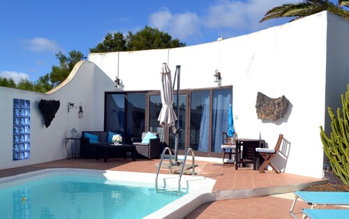 Bungalow with private pool in private garden