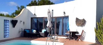 Bungalow med privat basseng i privat hage
