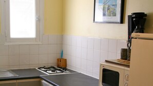 A kitchen with a microwave, stove, and refrigerator. - Pleasant family villa, in the heart of Cap Ferret, close to the beach, 12 pers (Lège-Cap-Ferret)