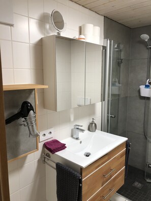 Dusche, Haartrockner, Handtücher, Seife