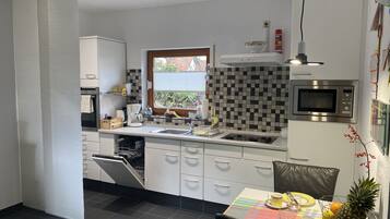 Refrigerador, microondas, parrilla de estufa y lavavajillas