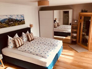 5 habitaciones, caja de seguridad en la habitación y escritorio 