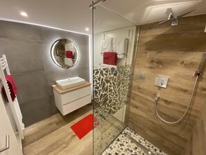 Badewanne, Haartrockner, Handtücher, Seife