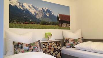 5 Schlafzimmer, Zimmersafe, Schreibtisch, Bügeleisen/Bügelbrett