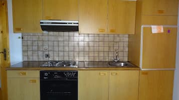 Refrigerador, horno, parrilla de estufa y cafetera y tetera