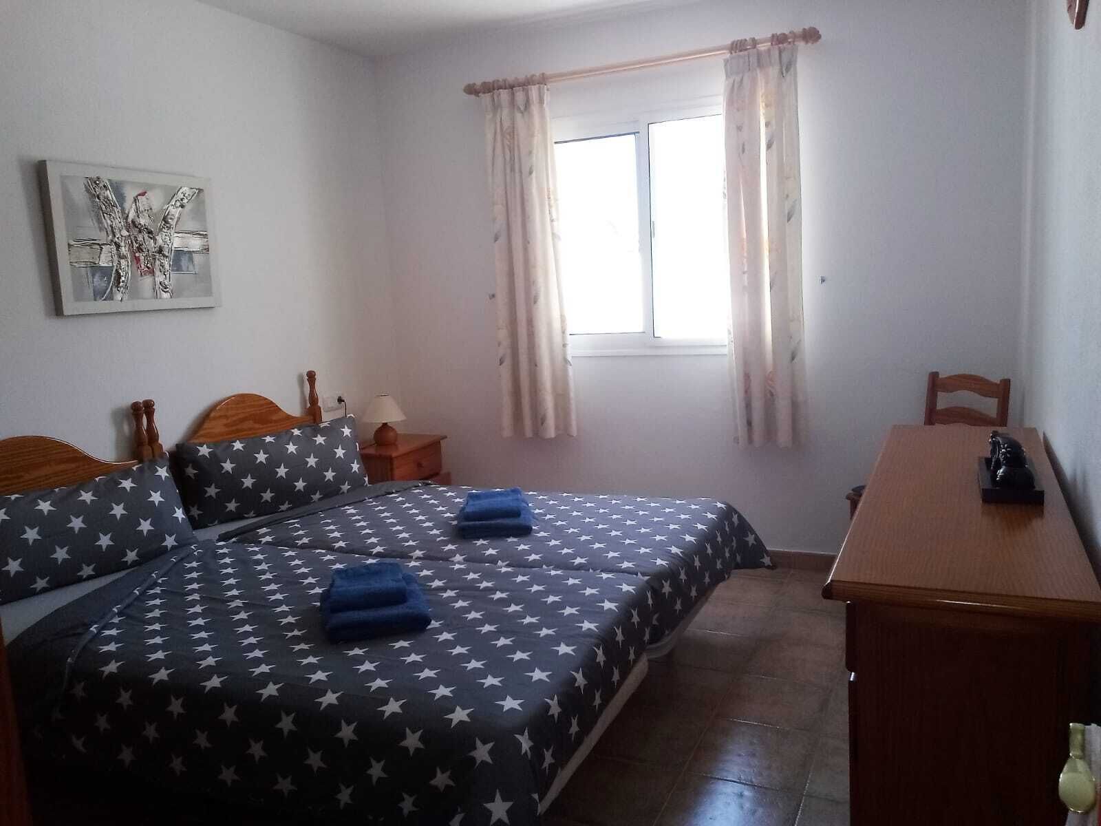 2 عدّة غرف نوم وواي فاي مجانًا وملاءات أسرّة