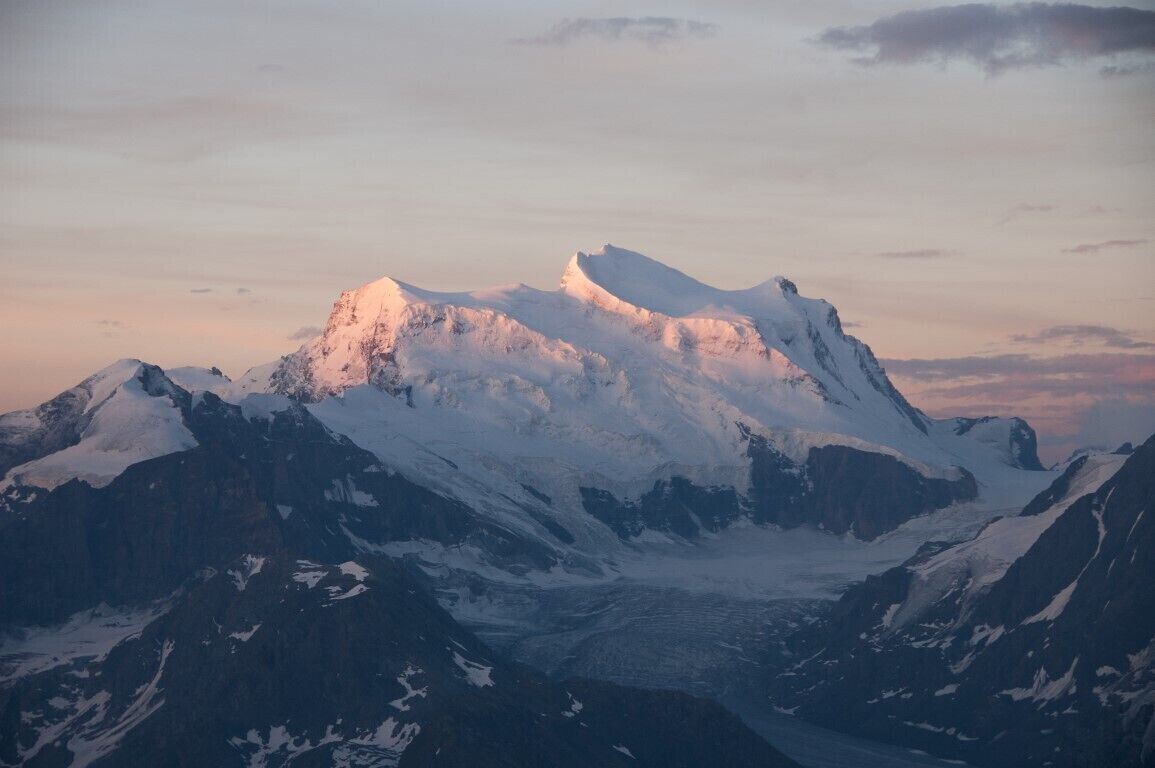 Une chaîne de montagnes enneigée, avec un sommet particulièrement imposant.
