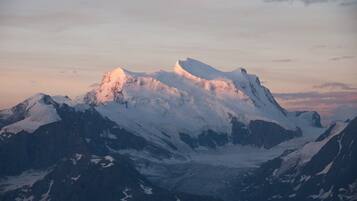 Une chaîne de montagnes enneigée, avec un sommet particulièrement imposant.