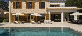 Moderni maalaistalo lomailijoille paratiisissa, jossa on oma tenniskenttä