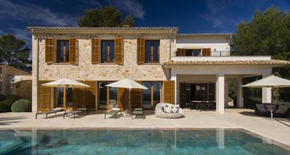 Maison de campagne moderne pour des vacances au paradis avec son propre court de tennis