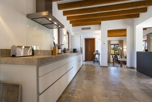 雪櫃、微波爐、焗爐、爐具