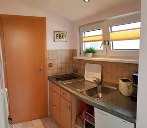 Refrigerador, microondas, tetera eléctrica y tostadora 