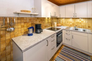 Een koelkast, een oven, een koffiezetapparaat/waterkoker, een waterkoker