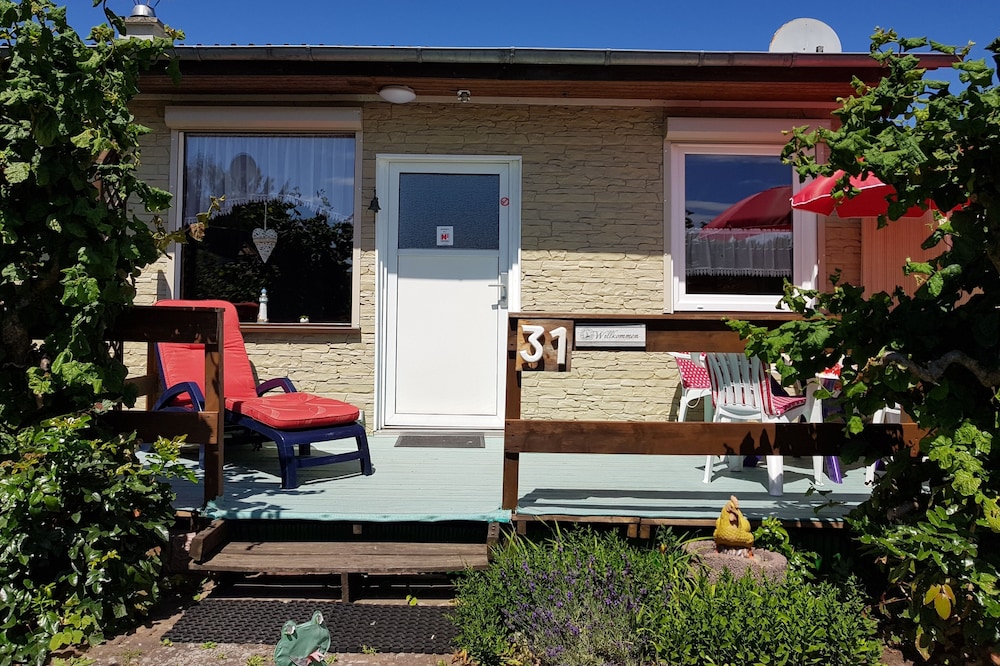 Experience pure nature in a bungalow near the lake! 75.00 EUR/night for 5 people