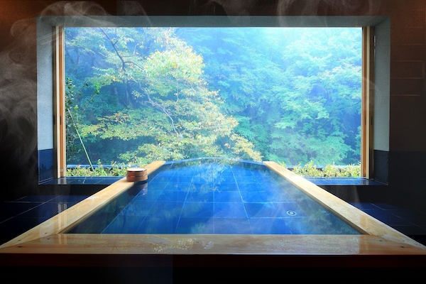 Annex Luxury Suite (Shiyu), Non Smoking | Bathroom | Separate tub and shower, deep soaking tub, designer toiletries