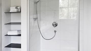Baignoire, sèche-cheveux, serviettes fournies