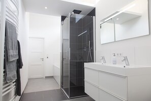 Bathtub, jetted tub, hair dryer, towels
