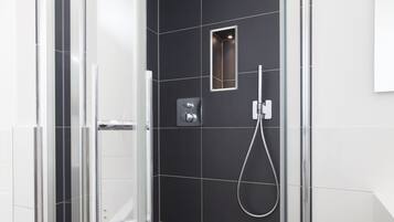 Baignoire, baignoire Ă jets, sĂšche-cheveux, serviettes fournies
