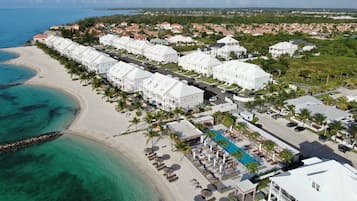 Ett semesterresort med villor vid stranden, en swimmingpool och en strand.