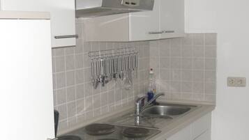 Fridge, oven, stovetop, coffee/tea maker