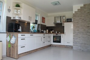 Frigorifero, microonde, forno, piano cottura