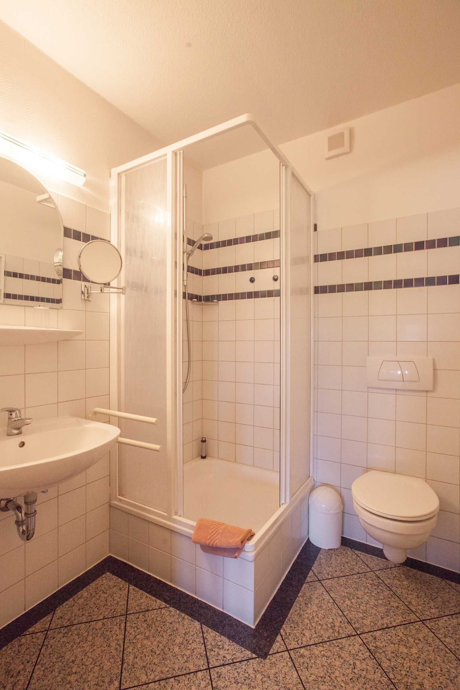 Dusche, Haartrockner, Handtücher, Seife