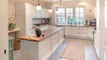 KĂŒhlschrank, Wasserkocher, Hochstuhl