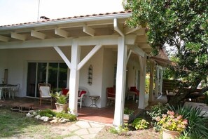 Terrace/patio - In the heart of Cap-Ferret, right behind the dunes, ideal vacation house, calm! (Lège-Cap-Ferret)