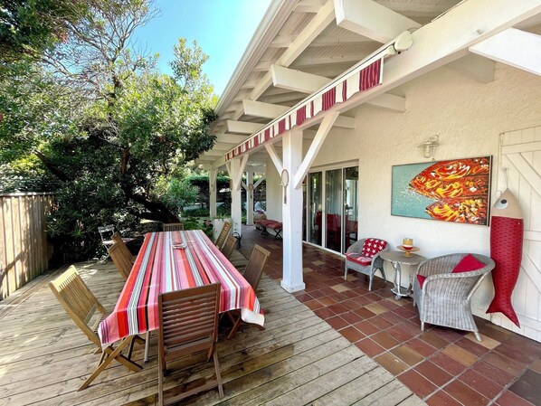 تناول الطعام بالخارج