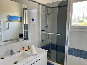 Badewanne, Handtücher, Toilettenpapier