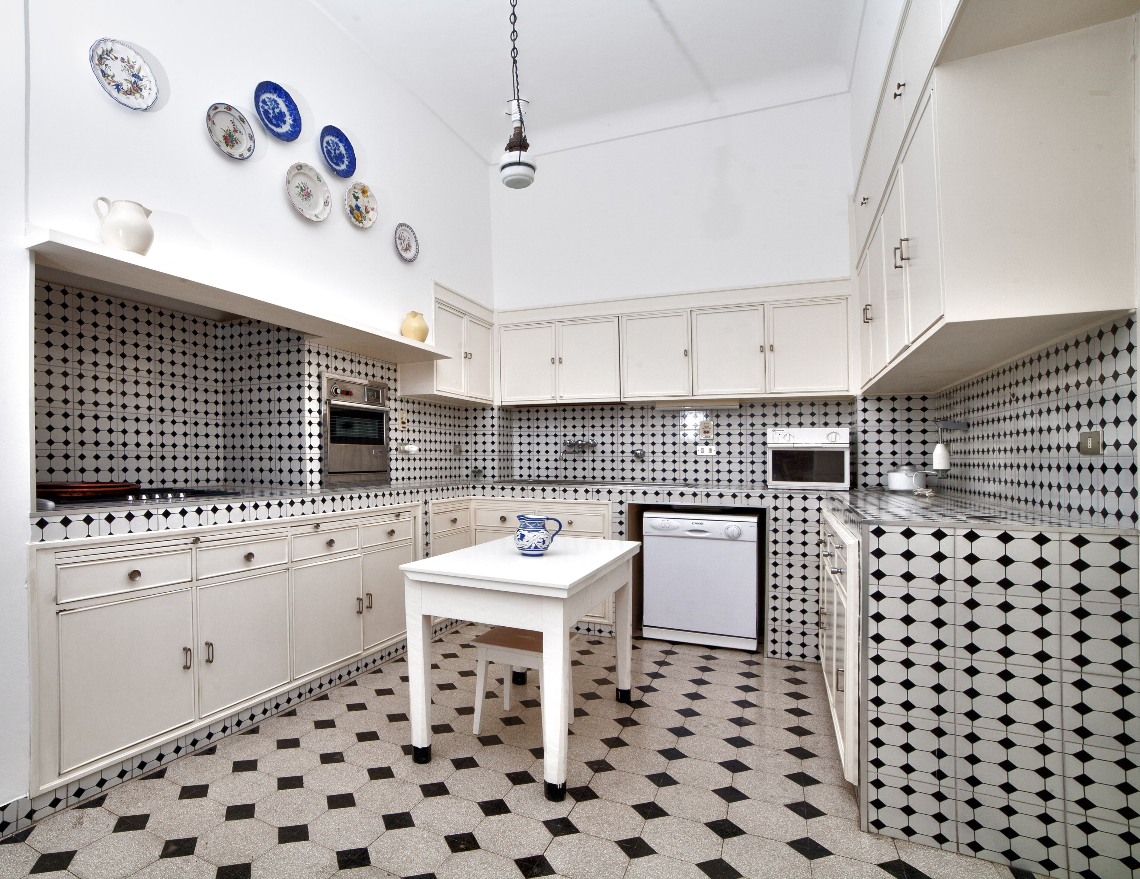 Elegant historic villa with park on the seafront