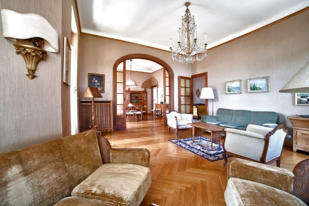 Elegant historic villa with park on the seafront