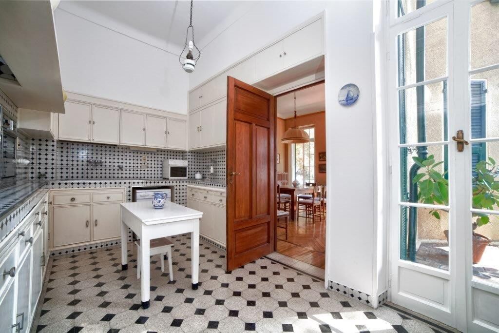 Elegant historic villa with park on the seafront